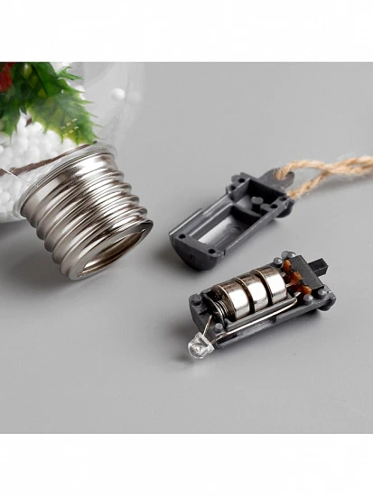 Ёлочный шар «Ветка ели», 1 LED, от батареек, свечение тёплое белое