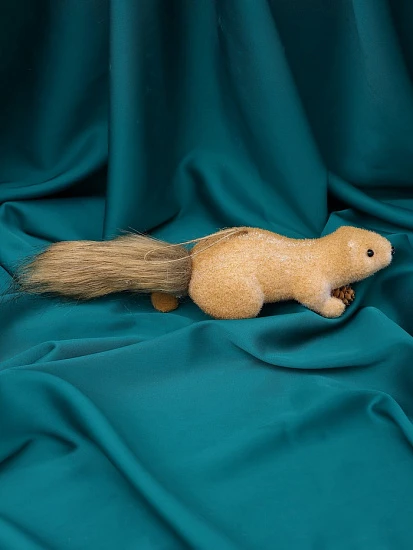 Ёлочная игрушка «Белка с шишкой» 4.5×20 см, бежевый