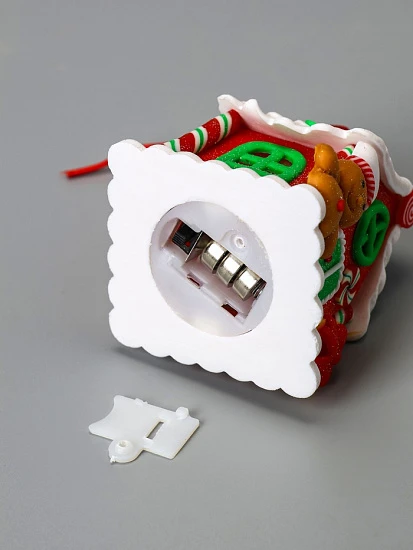 Ёлочная игрушка «Дом из конфет», 7.6х5.5х6 см, 1 LED, от батареек, свечение тёплое белое